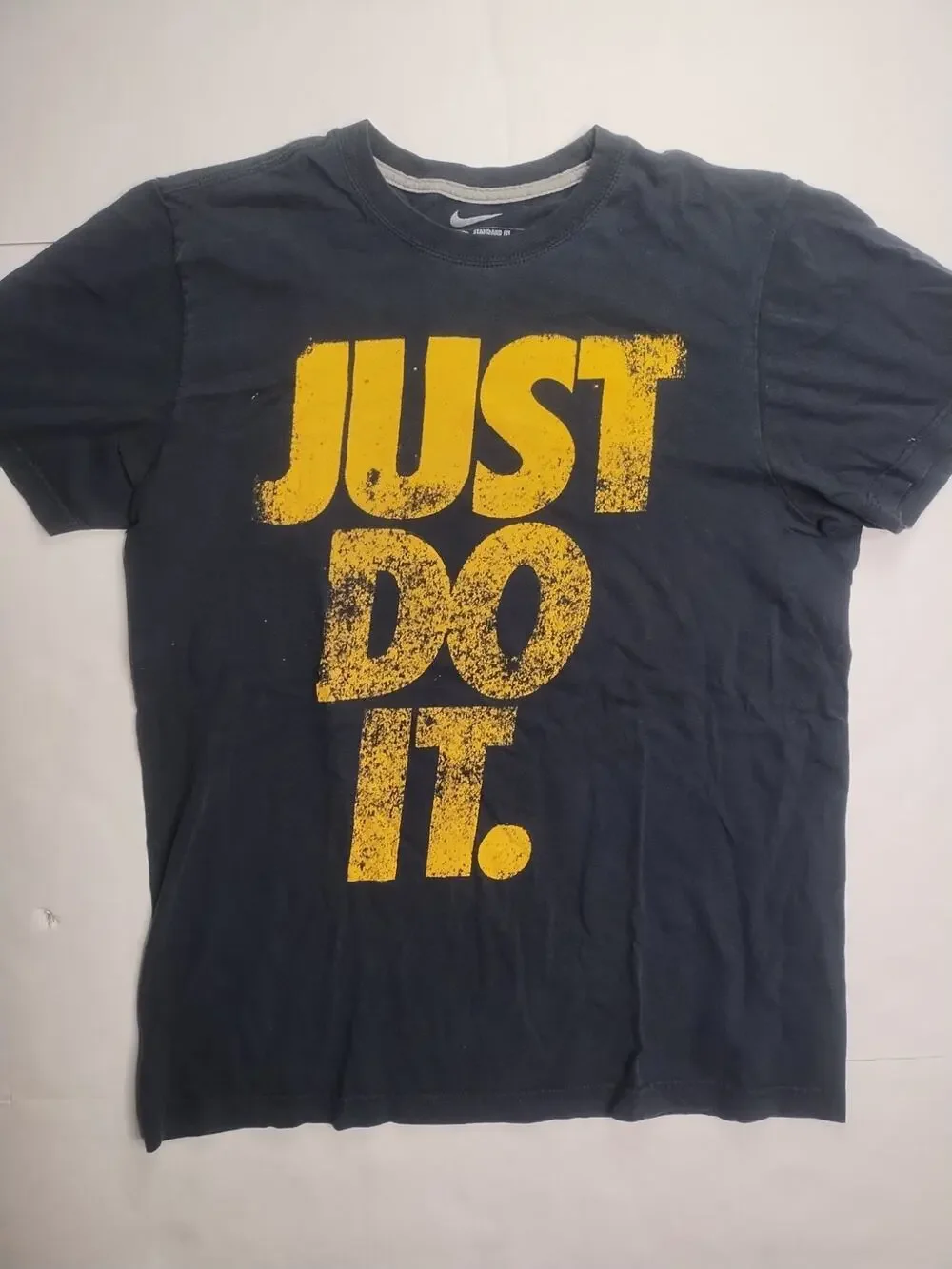 Nike Men’s Black Yellow Just Do It Graphic Tee Large Tagless Classic Gold Faded
